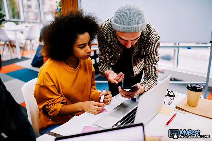 Cómo ser un desarrollador web: dos personas hablando sobre código.