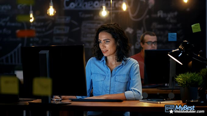 Cómo ser un desarrollador web: Una mujer escribiendo código en su computadora.