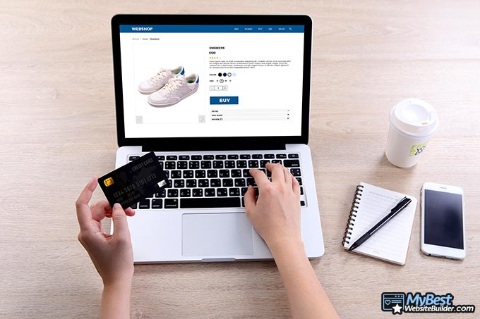 Cómo crear una tienda online: una mujer sosteniendo una tarjeta de crédito y comprando zapatos.